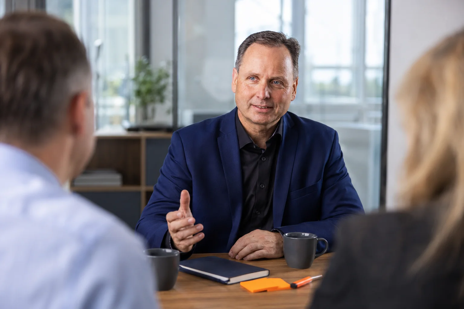 Dr. Alexander Hildenbrand im Gespräch am Besprechungstisch